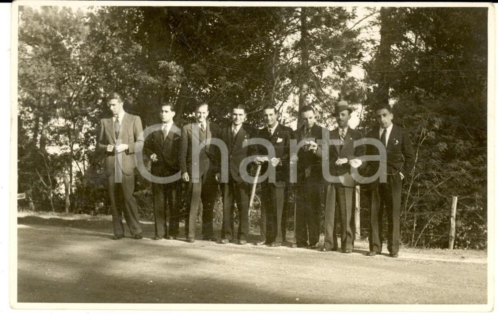 Fotografia d epoca originale 1937 PIANI D INVREA Gruppo di giovani invitati a una cerimonia Foto 13x9 cm 1