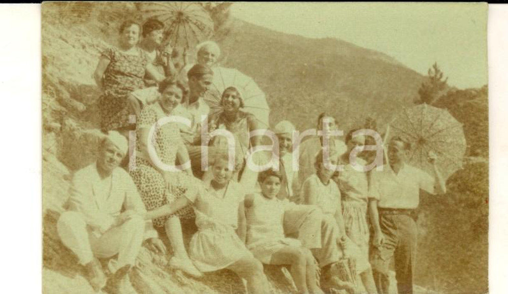 Cartolina originale da collezione 1929 FINALE LIGURE / VERZI SV Villeggianti con ombrellini Foto VINTAGE 9x6 1