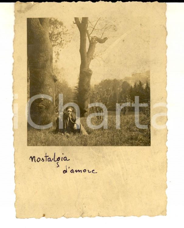 Fotografia d epoca originale 1940 ca NOSTALGIA D AMORE Un uomo in campagna Foto CURIOSA 7x9 cm 1