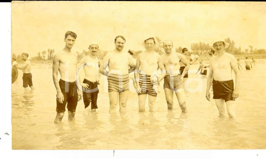 Fotografia d epoca originale 1920 ca VENEZIA GIULIA Canottieri a riposo nel fiume Foto VINTAGE 10x6 cm 1