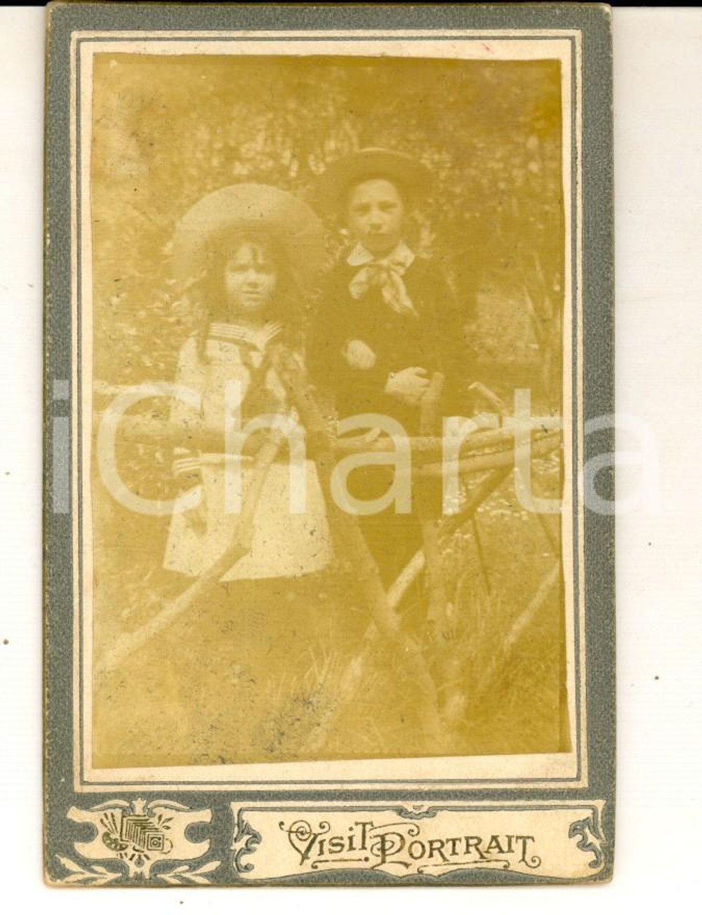 Fotografia d epoca originale 1909 ENGLAND Portrait of two children in a garden VINTAGE photo 7x11 1