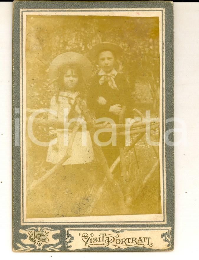 Fotografia d epoca originale 1909 ENGLAND Portrait of two children in a garden VINTAGE photo 7x11 1