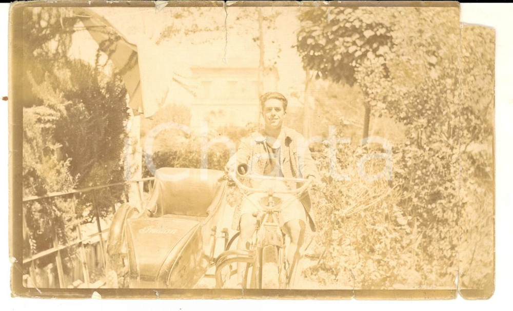 Fotografia d epoca originale 1920 ca BRENTA Motociclista con raro modello INDIAN SCOUT Foto 15x9 DANNEGGIATA 1
