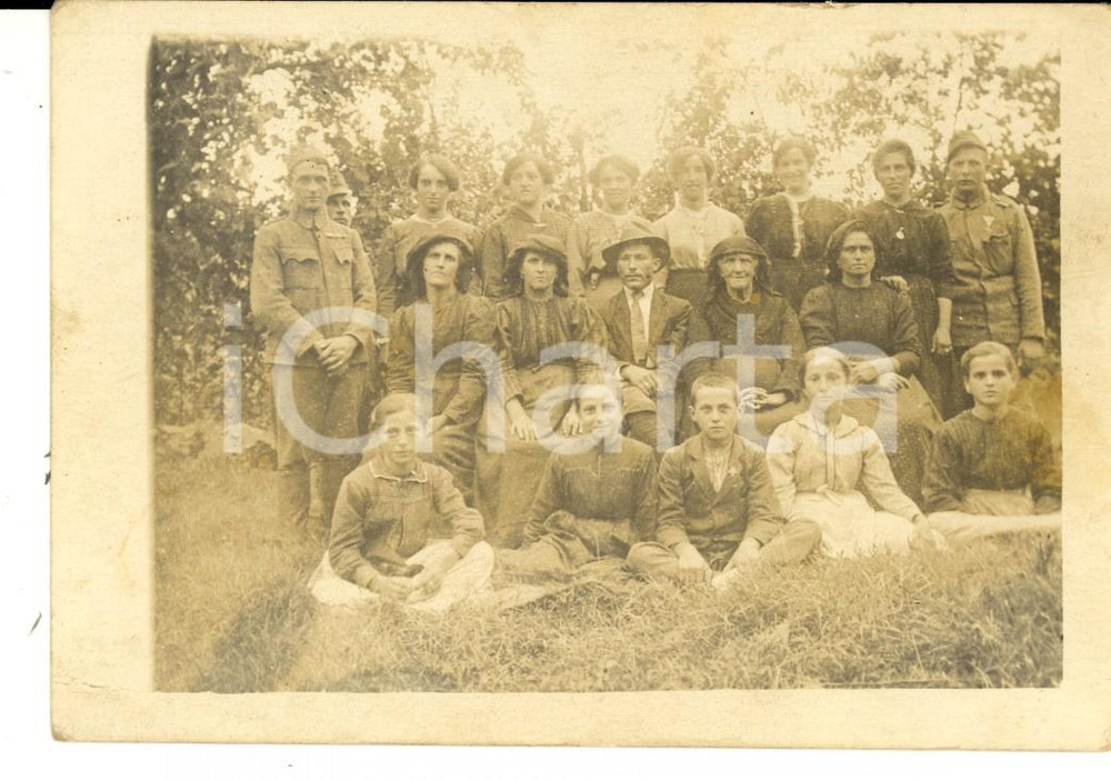 Fotografia d epoca originale 1910 ca FRANCE ? Gruppo di contadine con militari Foto cartolina CURIOSA 1