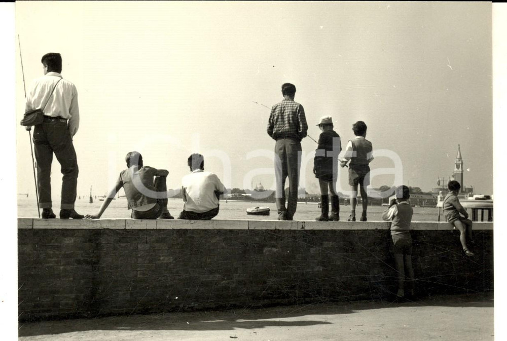 Fotografia d epoca originale 1957 VENEZIA Ragazzi pescano nella laguna Foto ARTISTICA 15x10 cm 1
