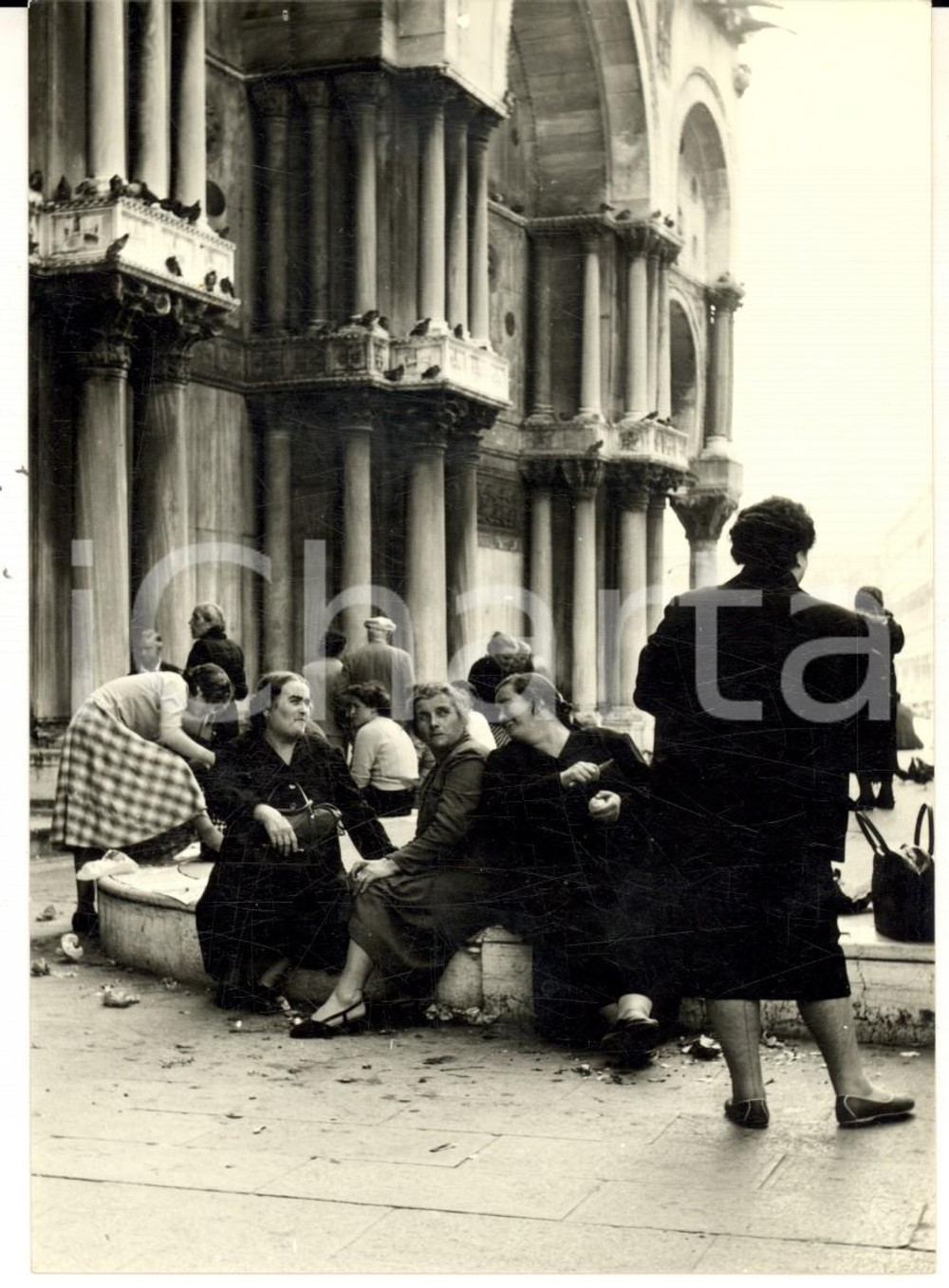 Fotografia d epoca originale 1957 VENEZIA SAN MARCO Anziane donne alla fontana Fotografia ARTISTICA 10x15 cm 1