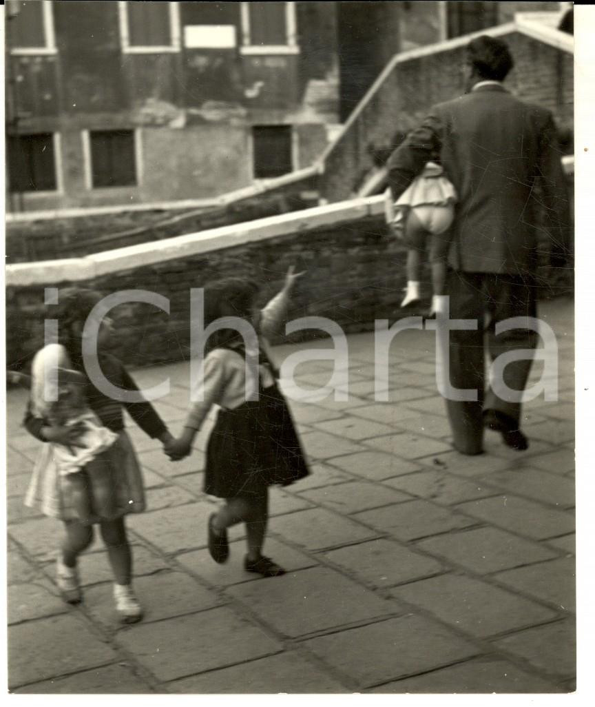 Fotografia d epoca originale 1957 VENEZIA Quadretto familiare lungo un canale Foto ARTISTICA 10x13 cm 1