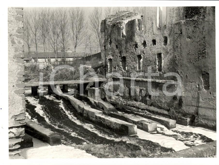 Fotografia d epoca originale 1956 VAL DI FUNES BZ Un antico fabbricato con diga Fotografia 12x8 cm 1