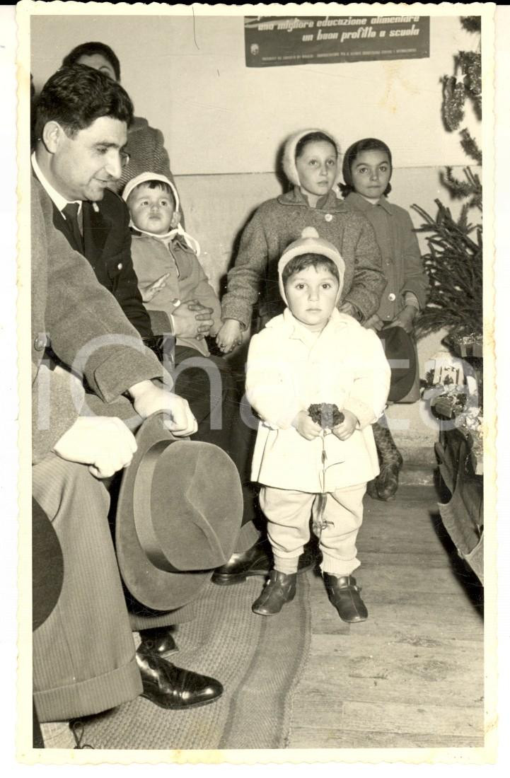 Fotografia d epoca originale 1950 ca MILLESIMO Teatro delle suore  Piccoli spettatori Foto VINTAGE 9x13 1