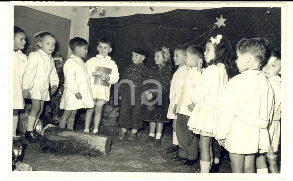 Fotografia d epoca originale 1950 ca MILLESIMO Teatro delle suore  spettacolo di Natale Foto VINTAGE 14x8 1