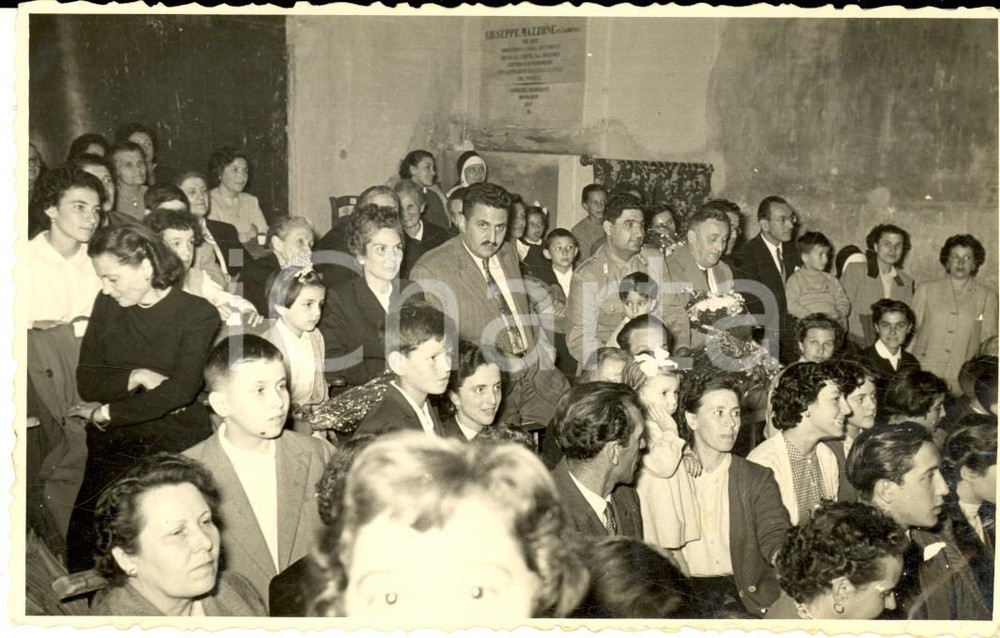 Fotografia d epoca originale 1950 ca MILLESIMO Teatro delle suore  Genitori alla recita natalizia FOTO 14x8 1