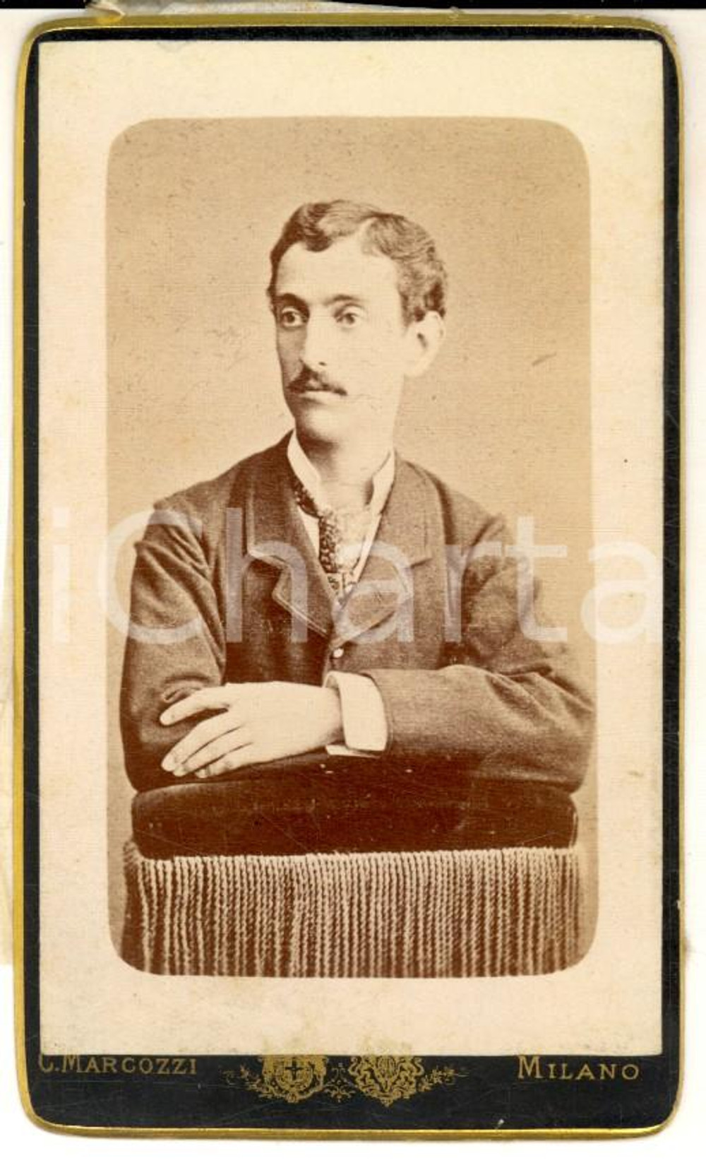 Fotografia d epoca originale 1880 ca MILANO Ritratto maschile in appoggio  Fotografia Carlo MARCOZZI CDV 1