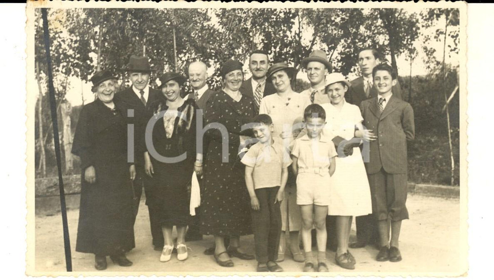 Fotografia d epoca originale 1930 ca MILANO Un allegra riunione di famiglia Foto BONATI via BORSIERI 1