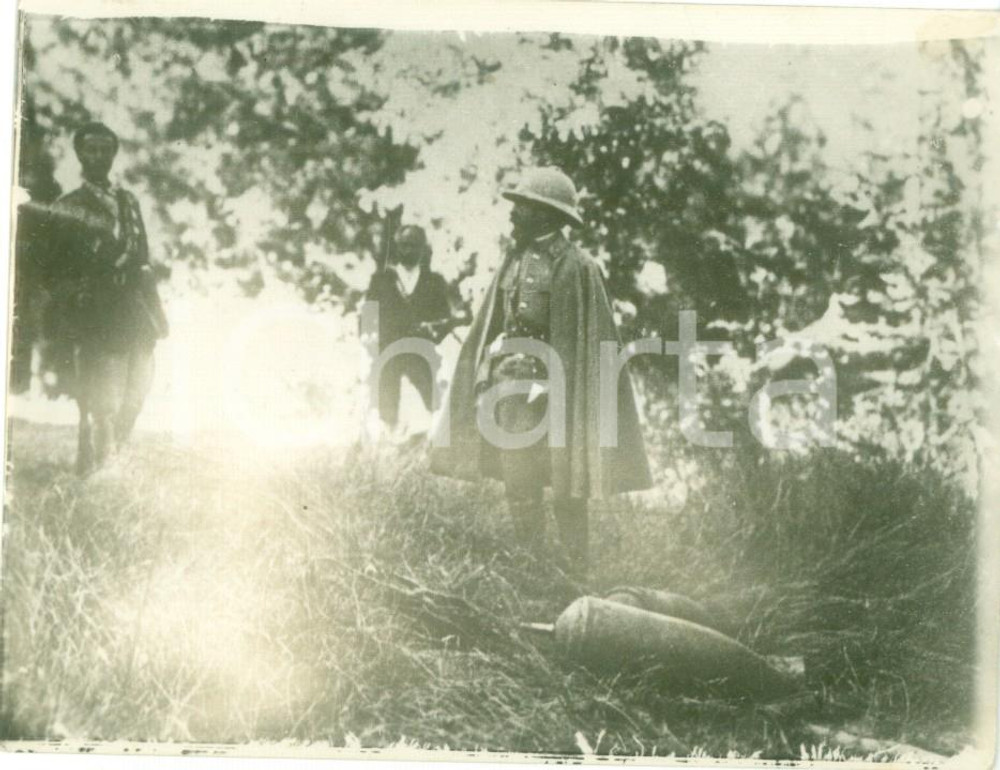 Fotografia d epoca originale 1940 ca LUOGO IGNOTO Roberto FARINACCI circondato da civili armati Fotografia 1