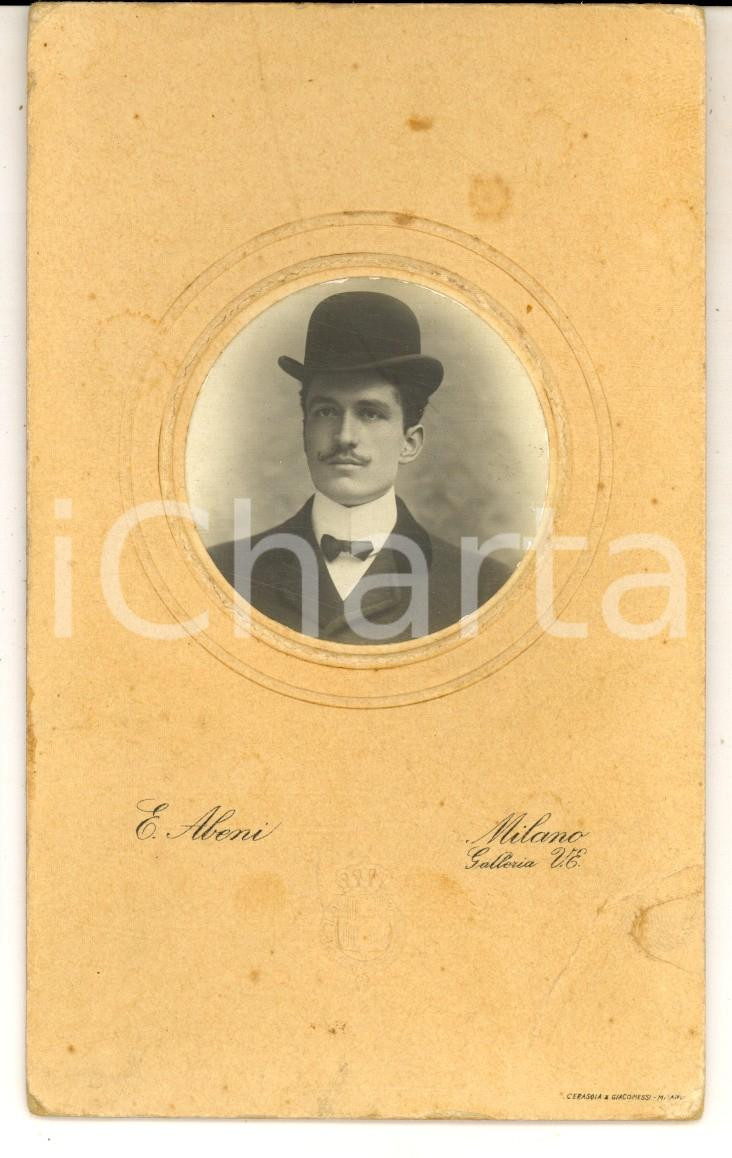 Fotografia d epoca originale 1910 ca MILANO Giovane uomo con la bombetta Fotografia Enrico ABENI 9x14 1
