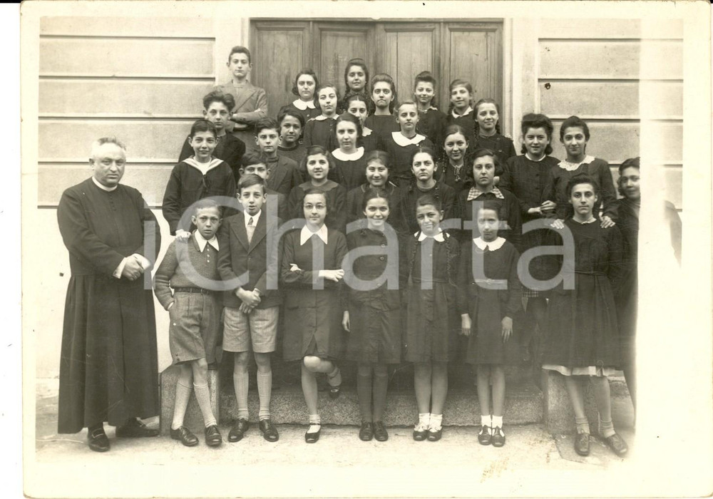Fotografia d epoca originale 1940 ca MILANO Ritratto di una scolaresca con sacerdote Foto VINTAGE 18x13 1