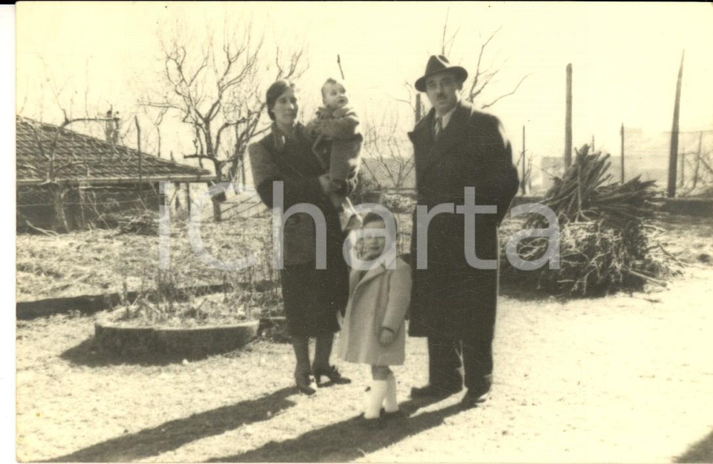 Fotografia d epoca originale 1940 ca MILANO Ritratto di famiglia in campagna Foto cartolina 13x9 cm 1