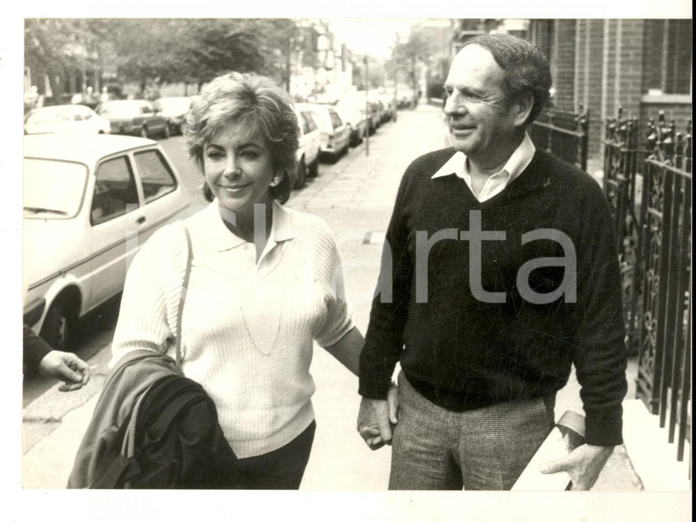 Fotografia d epoca originale 1980 ca FRANCE Liz TAYLOR a passeggio con un nuovo accompagnatore Foto 18x13 1