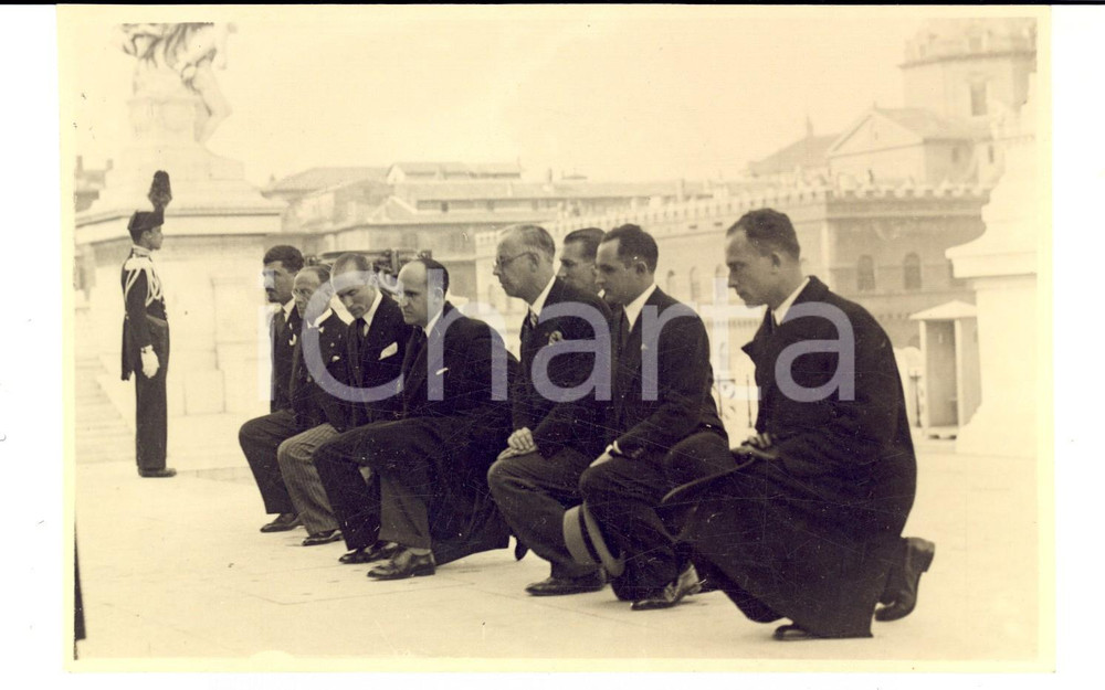 Fotografia d epoca originale 1930 ROMA Delegazione rende omaggio al Milite Ignoto Foto SANGIORGI 18x11 1