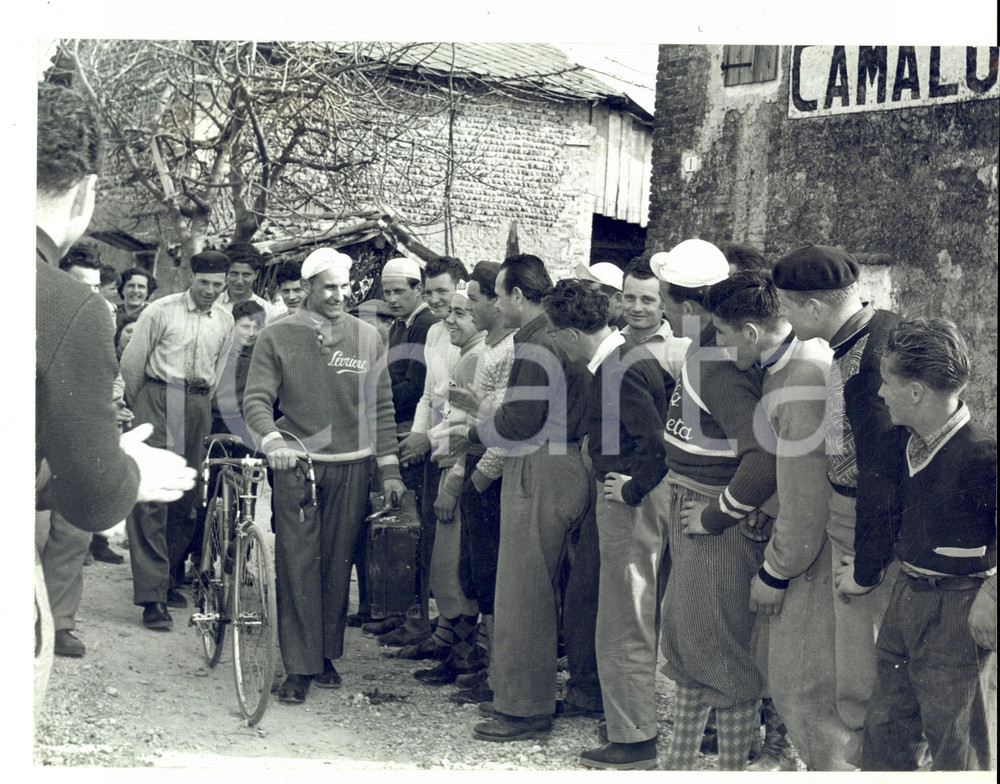 Fotografia d epoca originale 1960 ca CICLISMO CAMALO  TV Ciclista della LEVRIERE tra i tifosi Foto 25x20 1