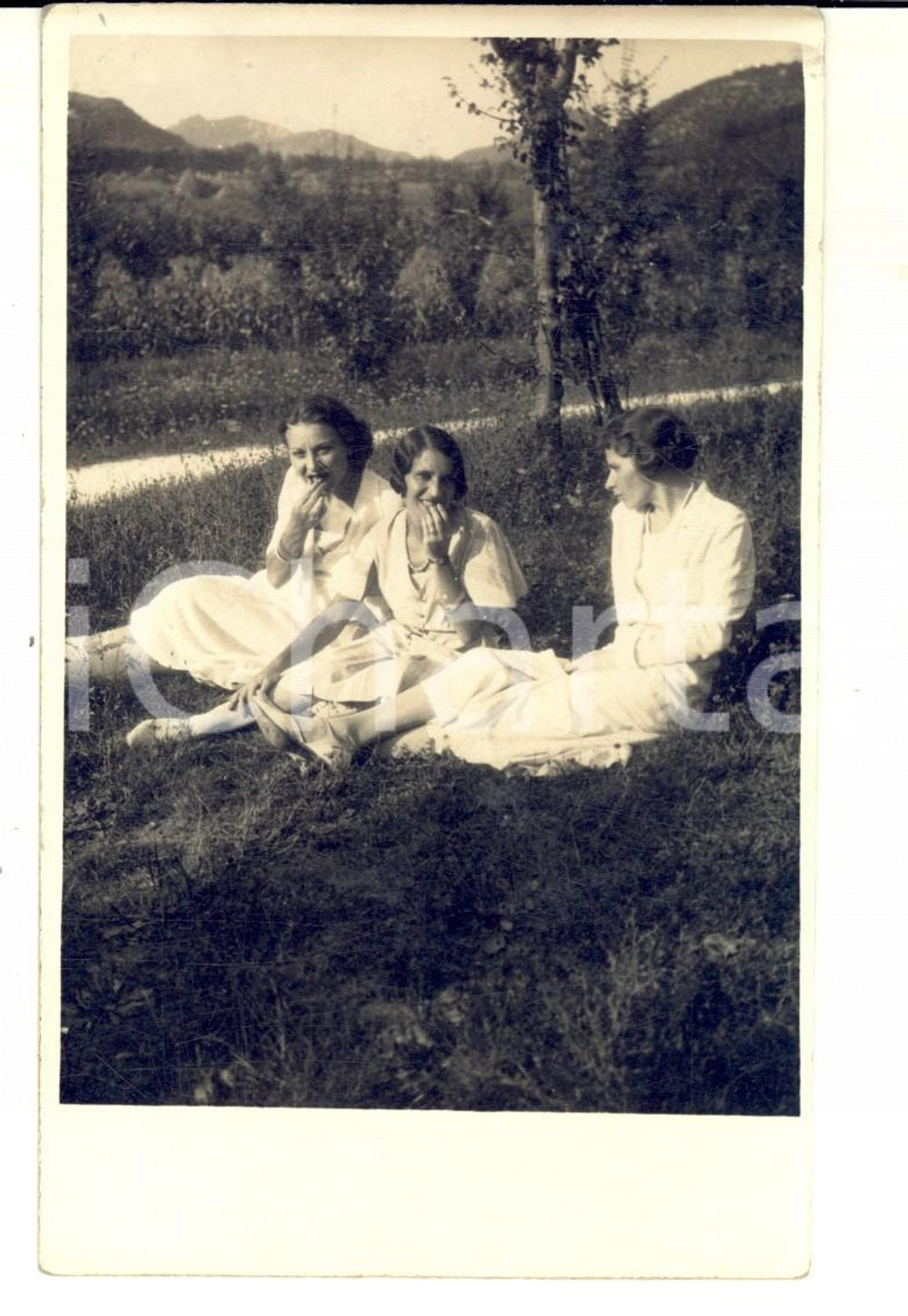 Fotografia d epoca originale 1930 ca AREA LOMBARDA Ragazze in bianco su un prato Foto VINTAGE 8x14 1
