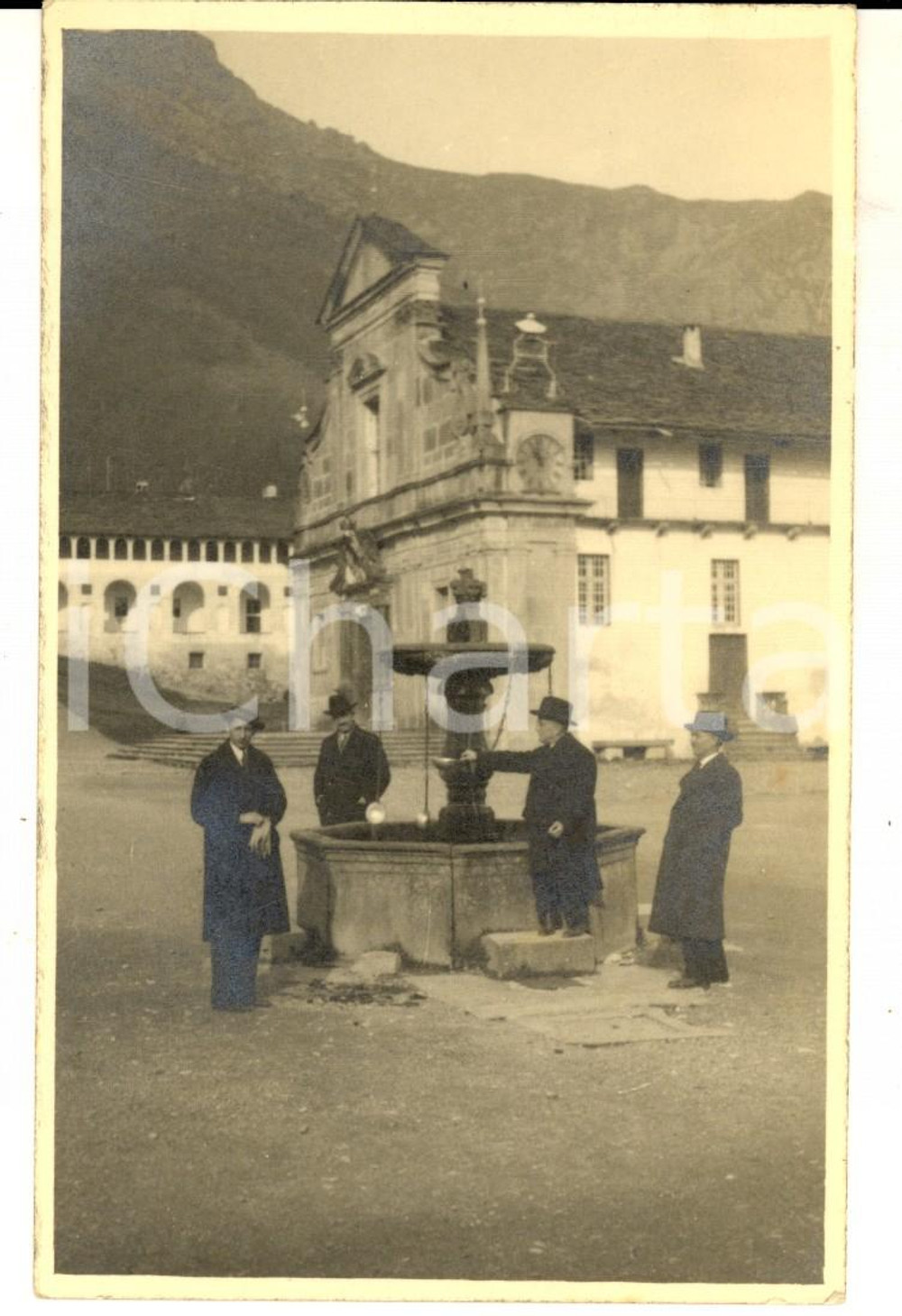 Fotografia d epoca originale 1930 Santuario di OROPA Visitatori con presso la Basilica Antica Foto VINTAGE 1