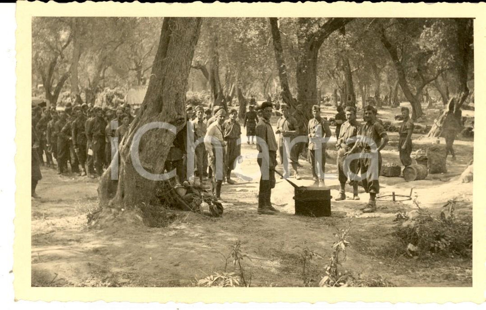 Fotografia d epoca originale 1940 ca WW2 ZONA DI GUERRA Il rancio del battaglione nel bosco Foto cartolina 1