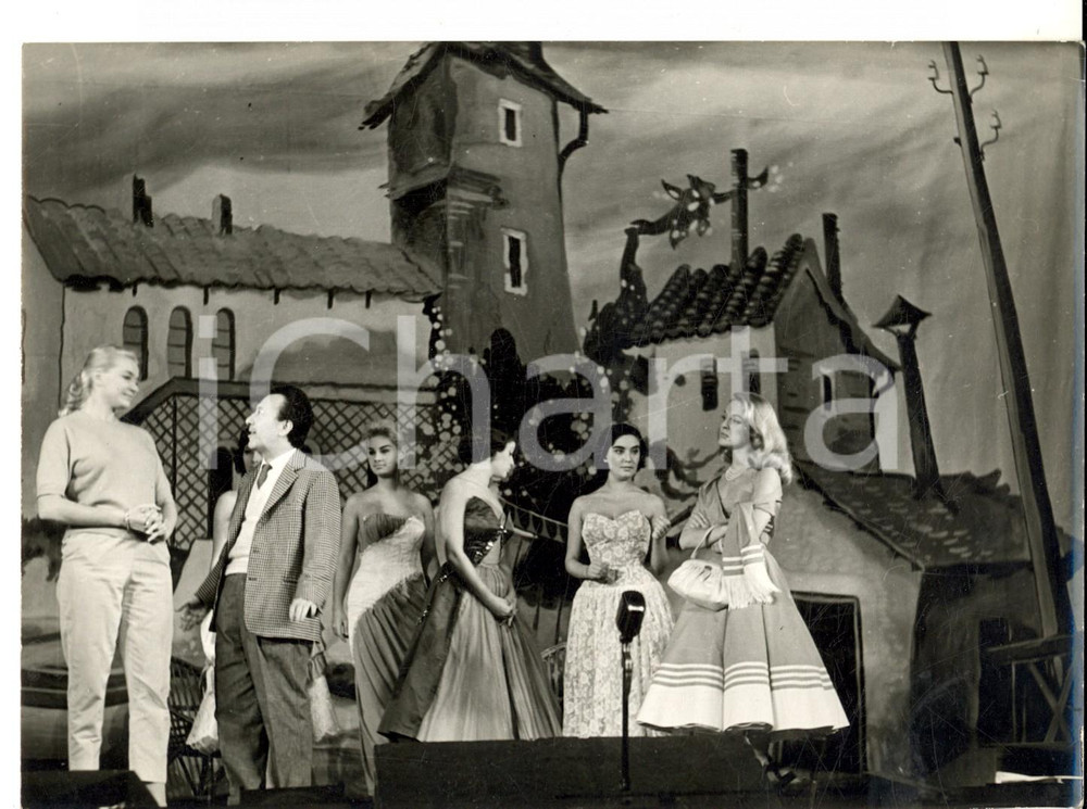 Fotografia d epoca originale 1960 ca TORINO RIVISTA Erminio MACARIO in scena con le sue attrici Foto 18x13 1