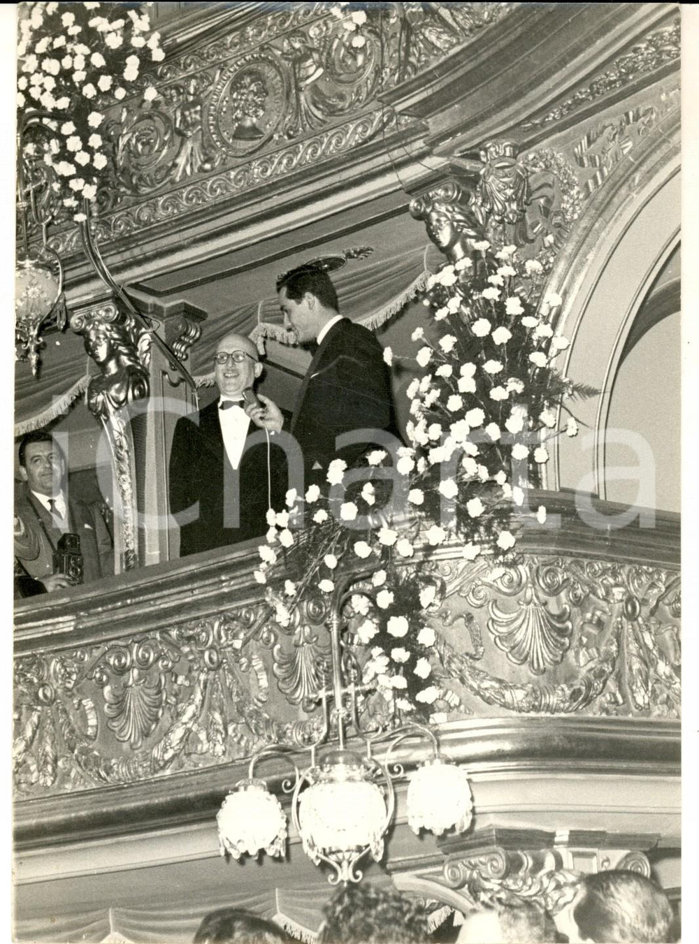 Fotografia d epoca originale 1960 ca TORINO TEATRO CARIGNANO Vittorio GASSMAN intervista in un palco Foto 1