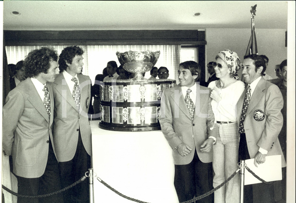 Fotografia d epoca originale 1980 ca TENNIS COPPA DAVIS L attesa per la premiazione Foto 31x24 cm 1