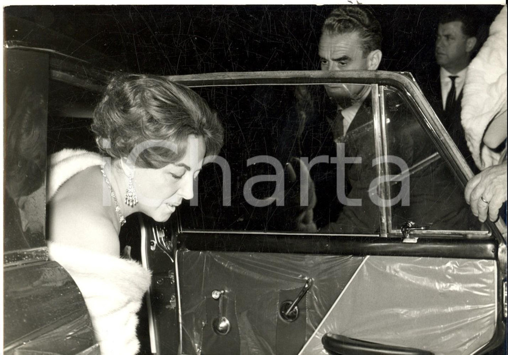 Fotografia d epoca originale 1960 ca TORINO Arrivo a teatro di attrice in pelliccia Fotografia NELLY 13x18 1