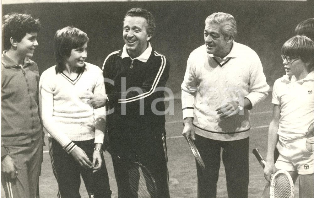 Fotografia d epoca originale 1980 ca ROMA TENNIS Marcello DEL BELLO con le giovani promesse Foto 24 x 30 cm 1