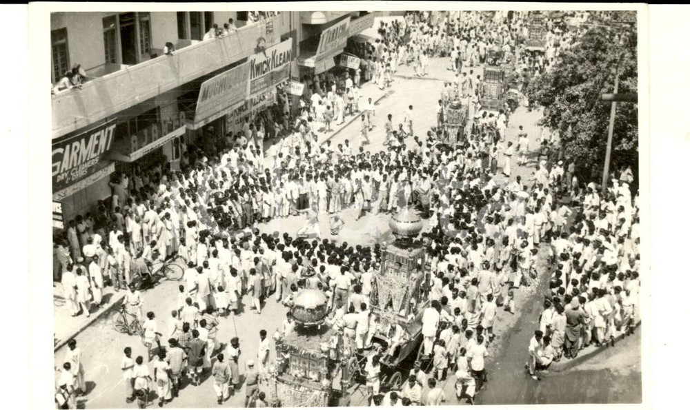 Fotografia d epoca originale 1970 ca INDIA Una processione religiosa tradizionale Foto VINTAGE 14x8 cm 1