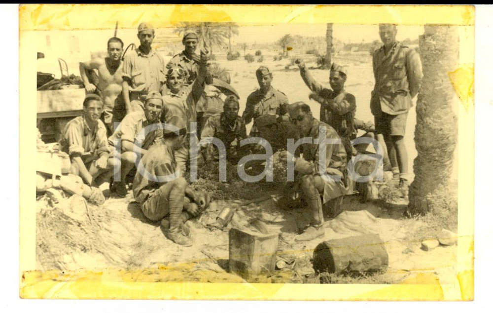 Fotografia d epoca originale 1940 ca AOI SOMALIA ? Militari con un carico di uva Foto cartolina CURIOSA 1