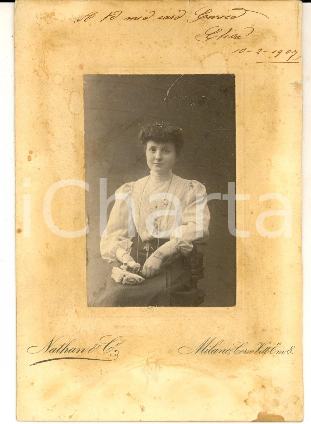 Fotografia d epoca originale 1907 MILANO Ritratto di donna con mazzo di rose Foto NATHAN & C. 11x16 cm 1