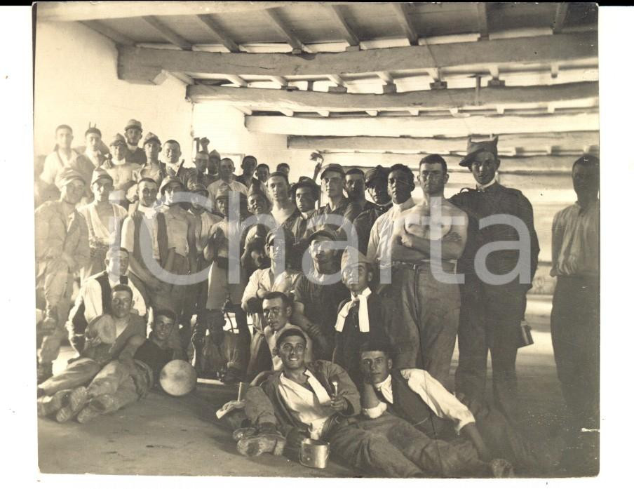 Fotografia d epoca originale 1915 ca WW1 REGIO ESERCITO Giovani reclute in un deposito Foto 11x8 cm 1