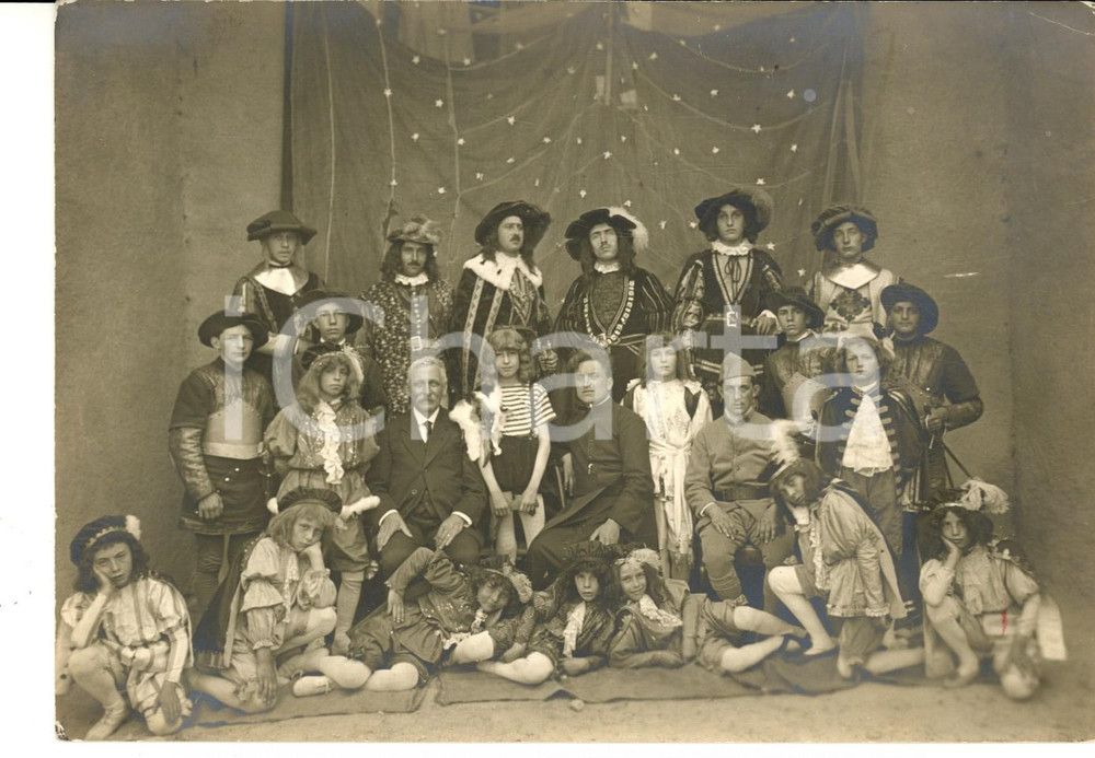 Fotografia d epoca originale 1930 ca FRANCIA Un prete e un soldato con figuranti in costume Foto CURIOSA 1