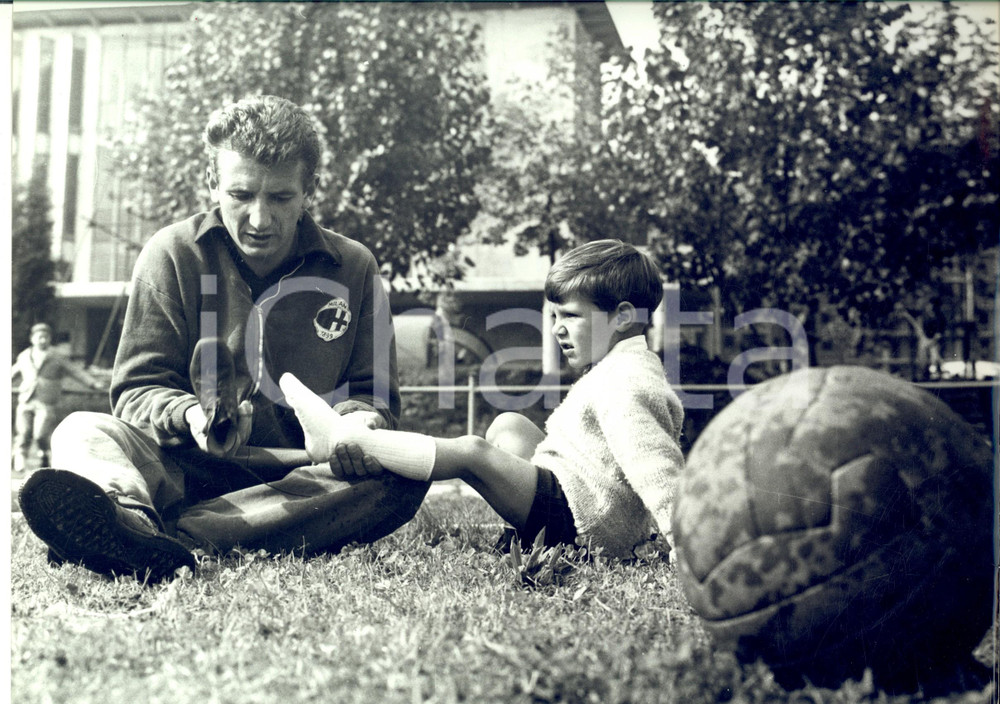 Fotografia d epoca originale 1980 ca CALCIO MILAN Giocatore infila le scarpette al figlio Foto 24x30 cm 1