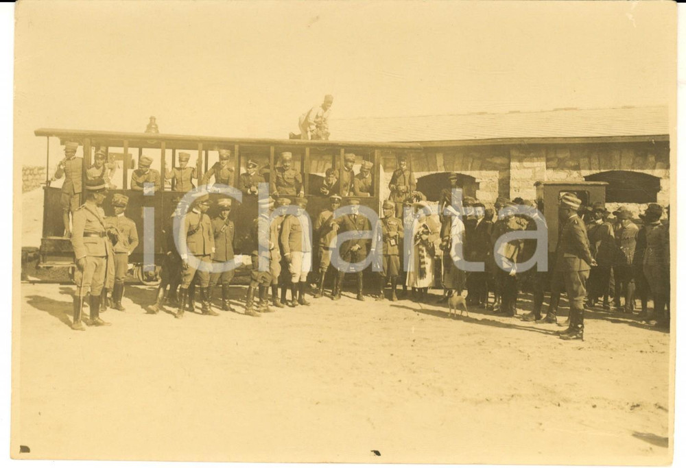 Fotografia d epoca originale 1920 ca REGIO ESERCITO Ufficiali con omnibus accolgono visitatori Foto 17x12 1