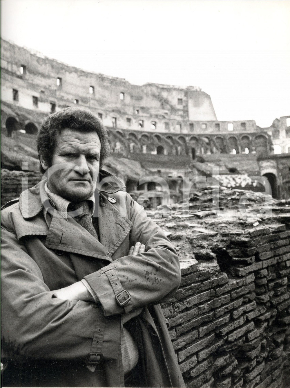 Fotografia d epoca originale 1970 ca ROMA Scultore Pietro CASCELLA al Colosseo Fotografia 21x28 cm 1