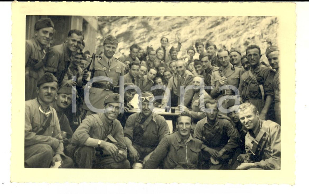Fotografia d epoca originale 1940 WW2 ZONA DI GUERRA Battaglione AUTOMOBILISTI pronto al brindisi Foto 1