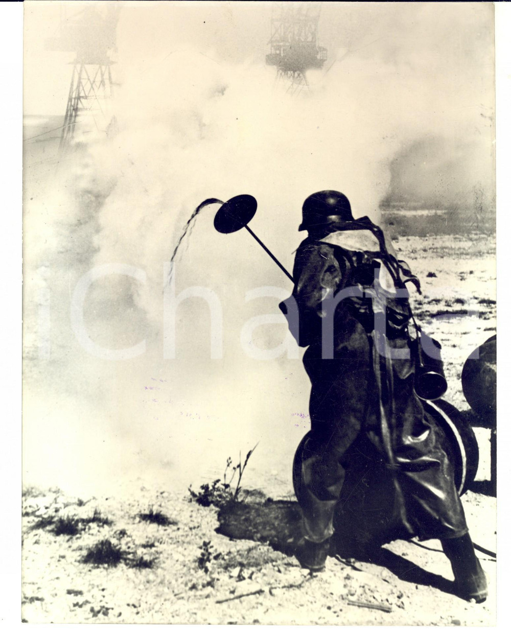 Fotografia d epoca originale 1944 WW2 ZONA DI GUERRA Soldato tedesco in azione incendiaria Foto 19x24 1