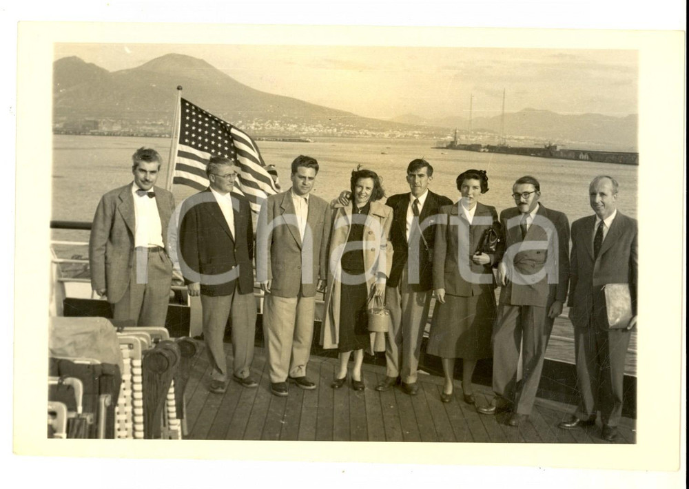 Fotografia d epoca originale 1950 ca NAPOLI Famiglia su nave americana in arrivo al porto Foto VINTAGE 18x13 1