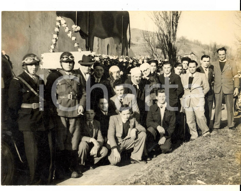 Fotografia d epoca originale 1950 ca FRANCE SUD EST Cérémonie avec des aviateurs Photo 18x14 cm 1