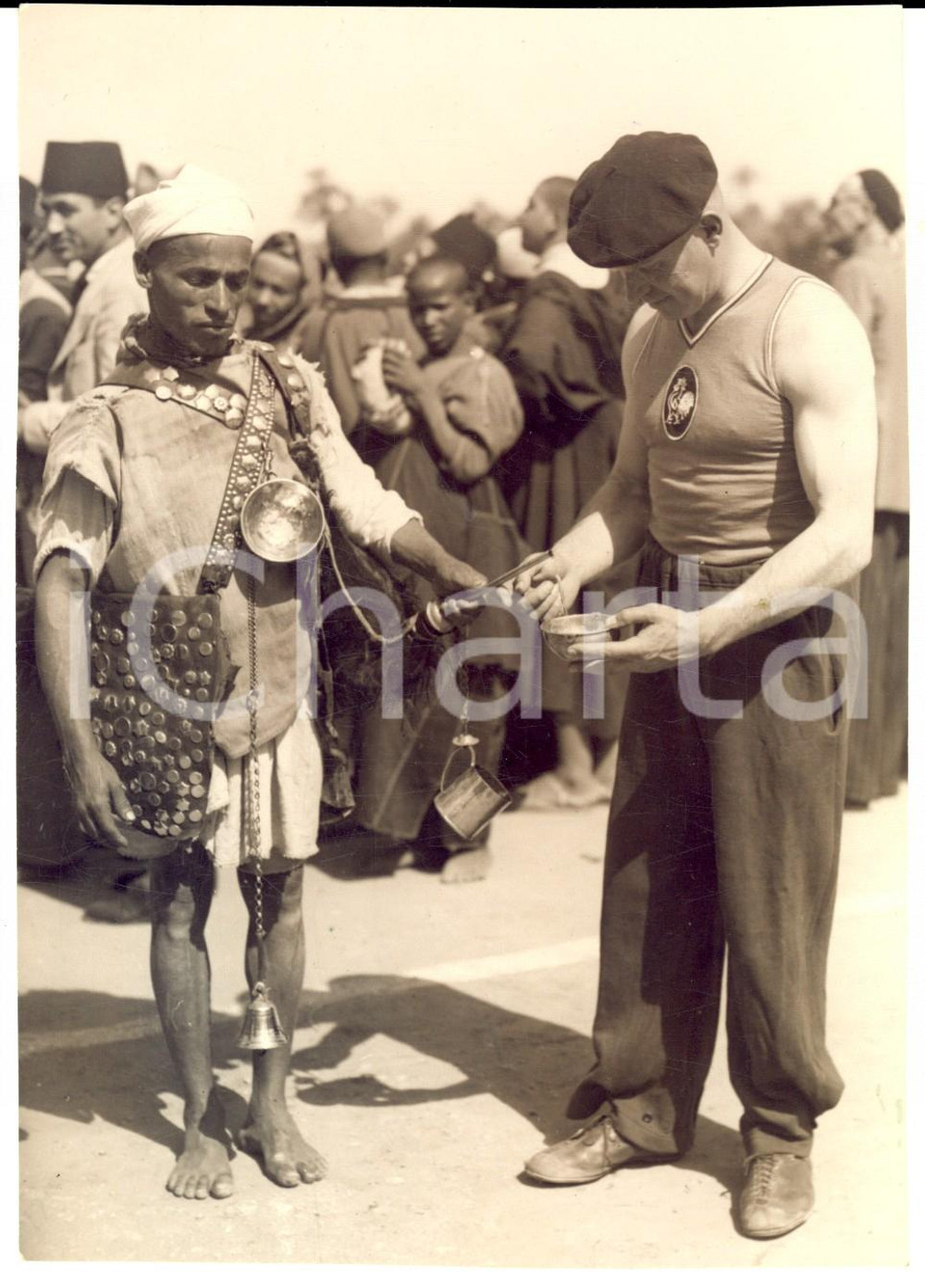 Fotografia d epoca originale 1940 ca MARRAKECH AthlÃ¨te franÃ§ais prend de l eau Photo RARE 12x17 cm 1
