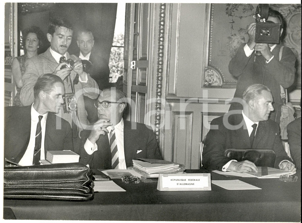 Fotografia d epoca originale 1970 ca PARIS ELYSEE ? Un incontro internazionale Fotografia 17x13 cm 1