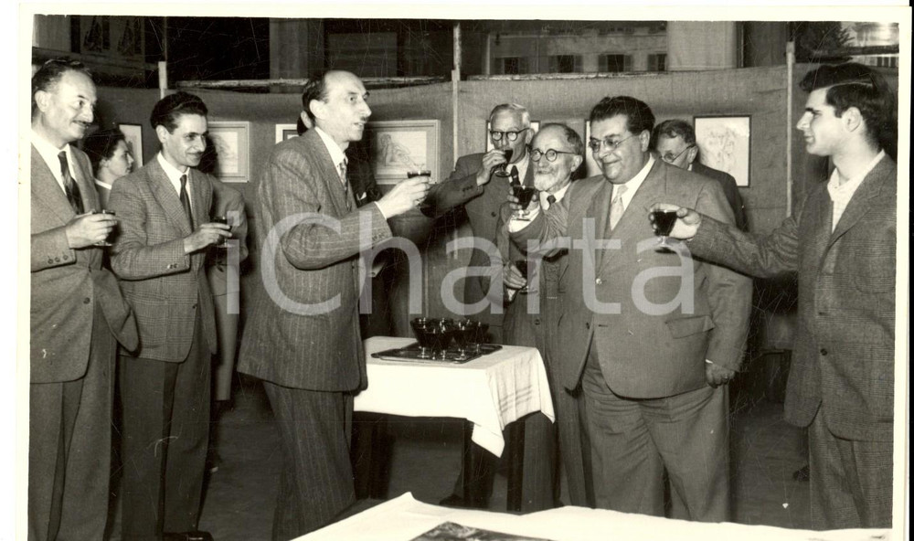 Fotografia d epoca originale 1950 ca MANDELLO LC Brindisi tra ingegneri della MOTO GUZZI Foto 18x10 1