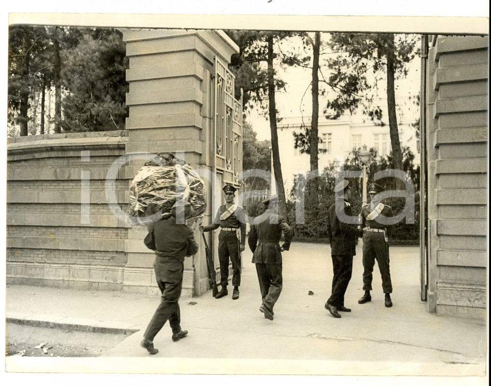 Fotografia d epoca originale 1950 ca PARIS Militari sorvegliano l ingresso di un palazzo pubblico Foto 24x20 1