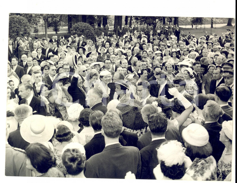 Fotografia d epoca originale 1958 LAEKEN BELGIO Passaggio della famiglia reale al Garden Party Foto 18x13 1