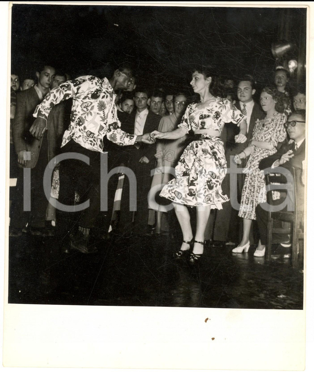 Fotografia d epoca originale 1960 ca PARIS Coppia di ballerini in un locale notturno Foto 17x21 cm 1